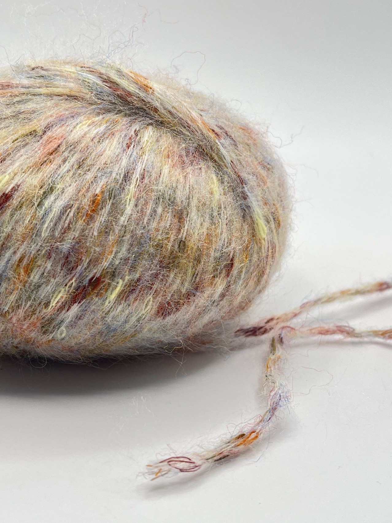1/2.8NM 72% Polyester 4% Wool 24% Acrylic Fluffy Spray Yarn For Knitting
