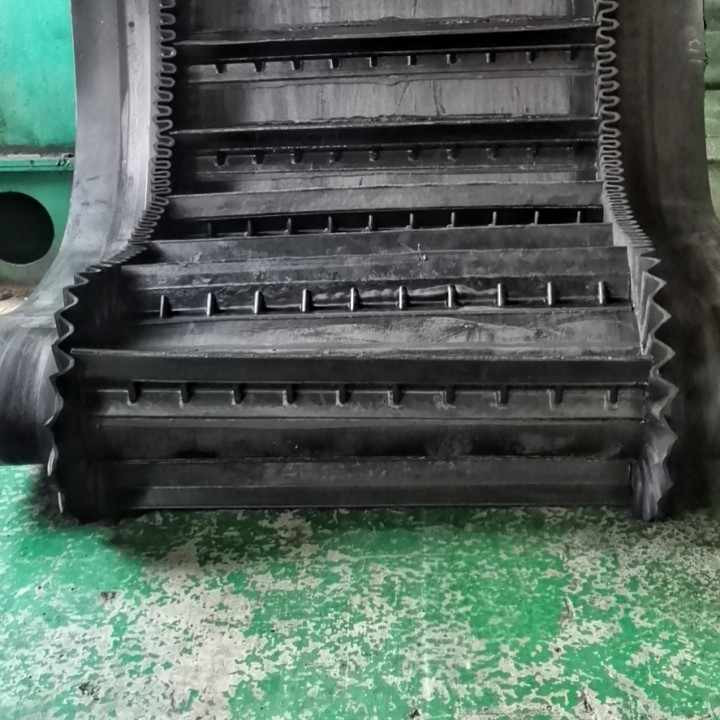 Black Corrugated Sidewall Conveyor Belt for Large Inclination Transportation