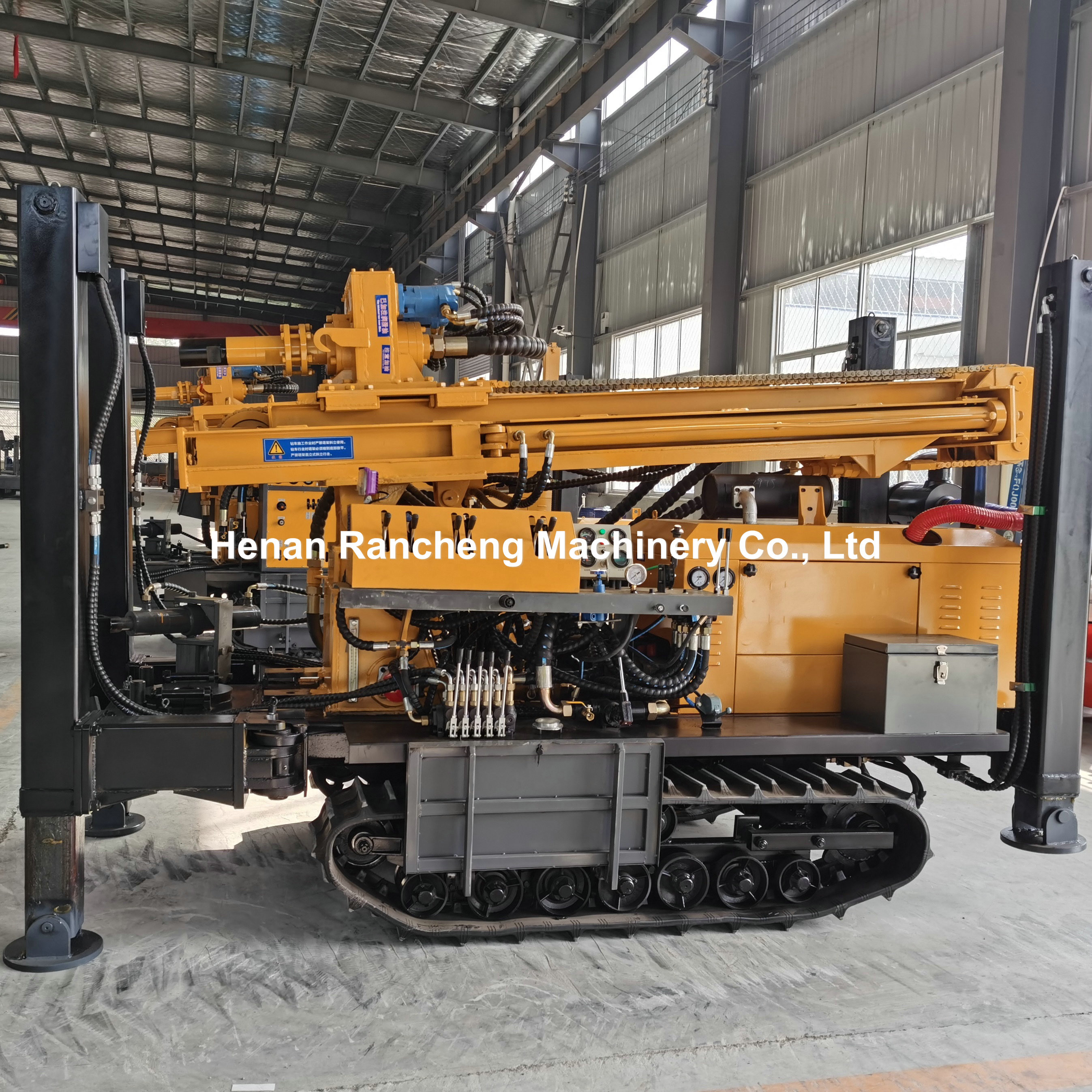 180m Depth Crawler Mounted Drill Rig Machine 55KW 90mm - 300mm Dia