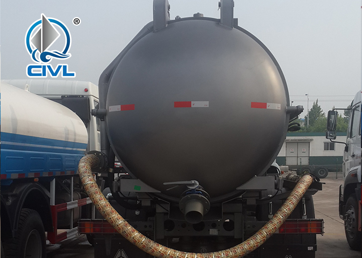 Sinotruck SWZ 4x2 226HP 14000 Liters Sewage Suction Truck / Vacuum Tanker