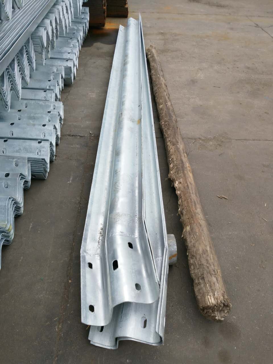 High Resistant W Beam Steel Safety Barrier Guard Rail with ISO9001 2000 Certification