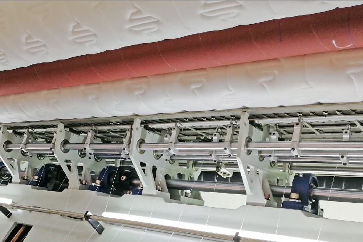 1500 RPM 300 M/H Non Shuttle Sponge Mattress Making Machine For Quilting Purpose
