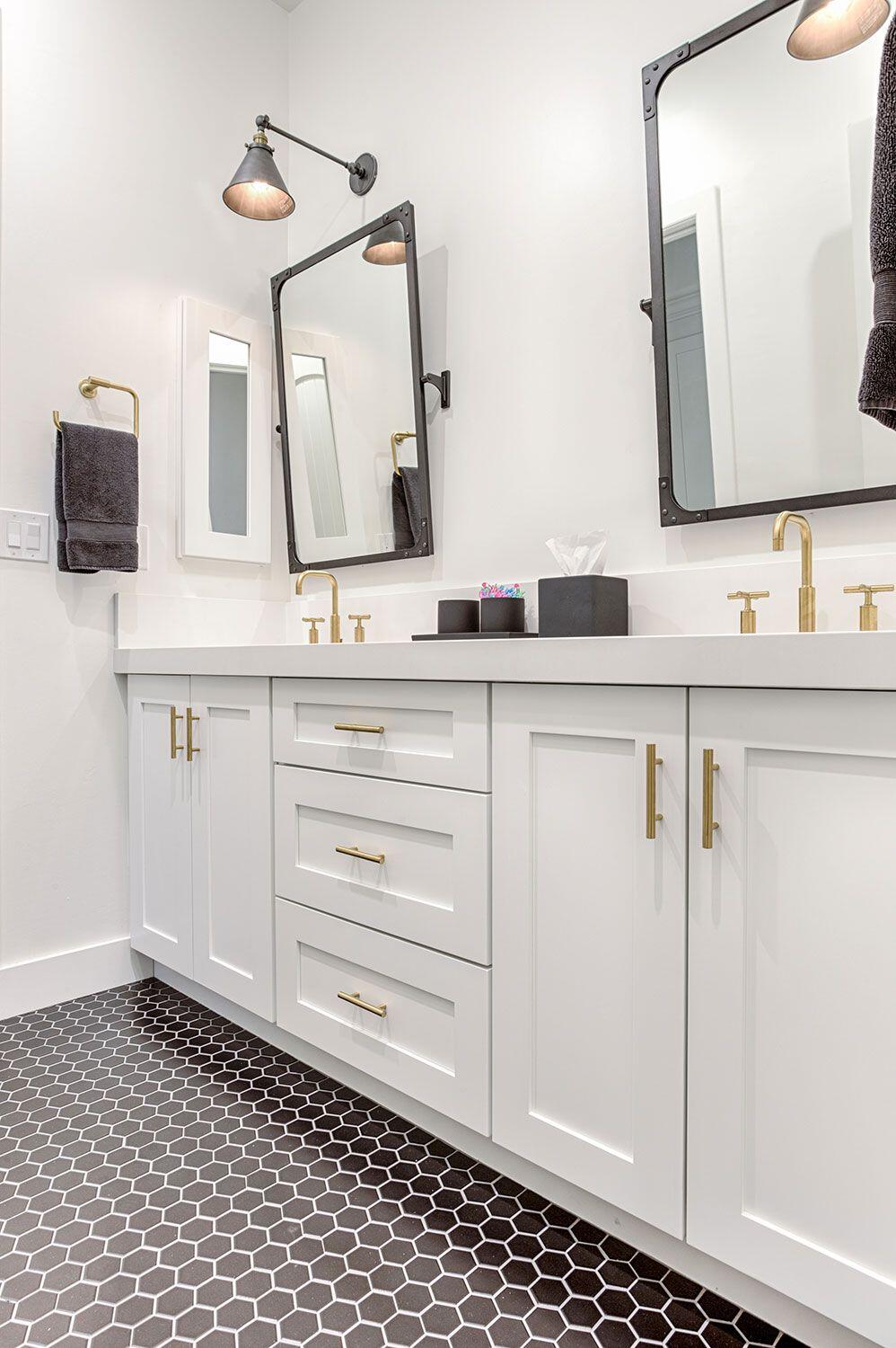 Customized Combined Mirror Bathroom Vanity with Single Wall Hanging Cabinet Width 38-46