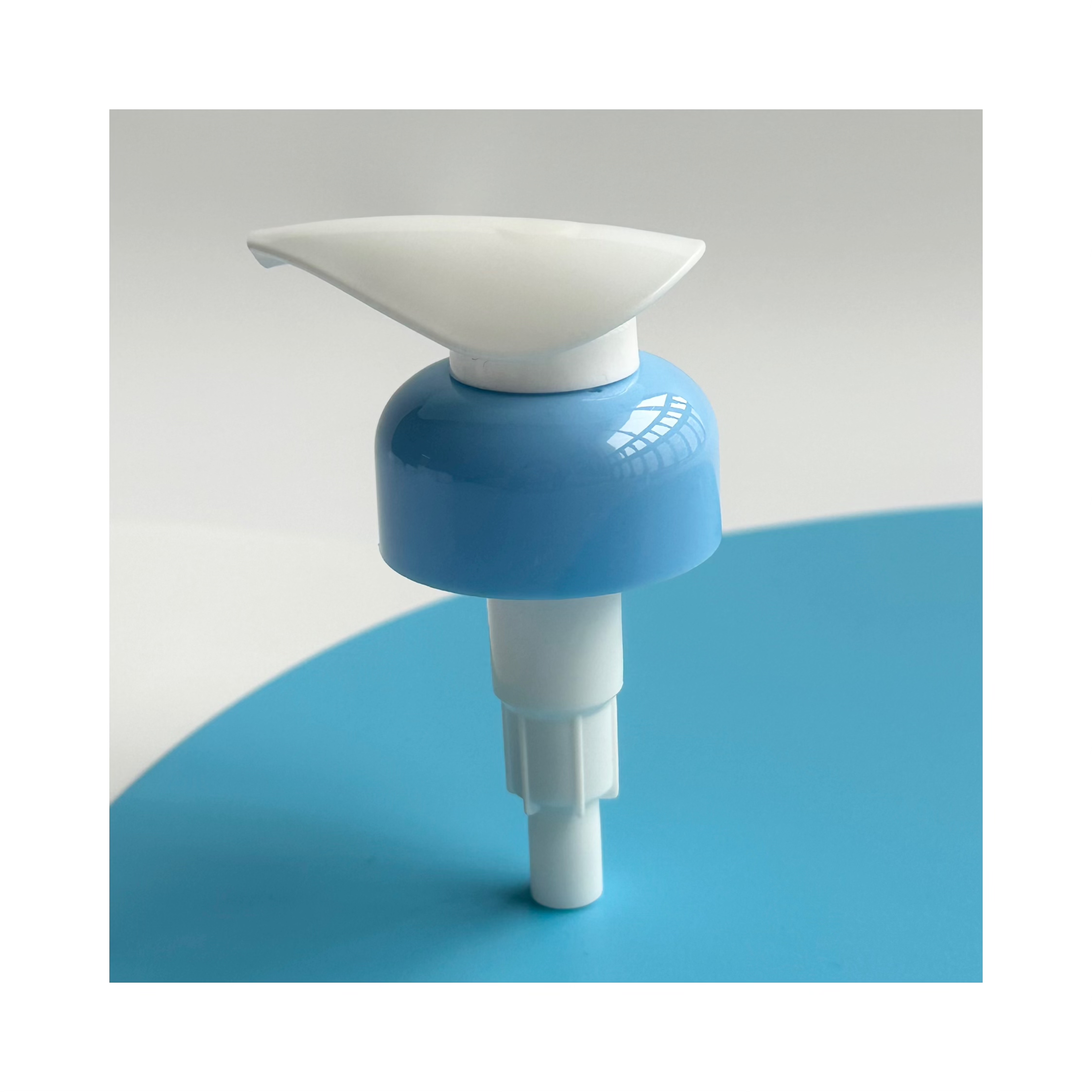 Smooth Lotion Pump for Popular Sky-Blue Bottles 28/410 Customized Double Wall Cosmetic