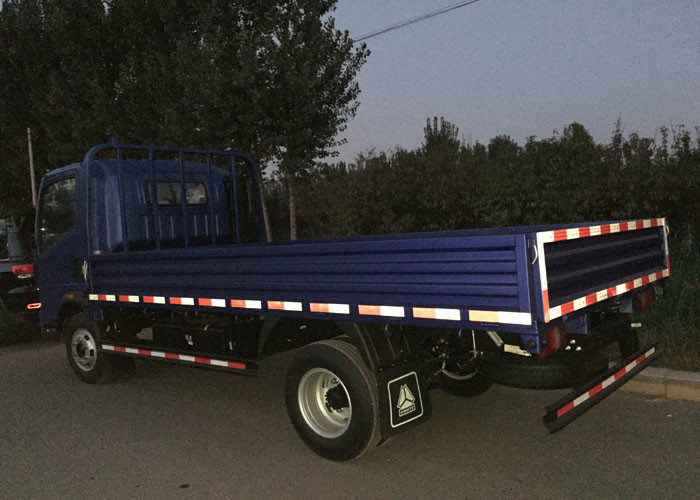 3 Tons SINOTRUK HOWO RHD 85HP Light Truck ZZ1047C3414C1R45