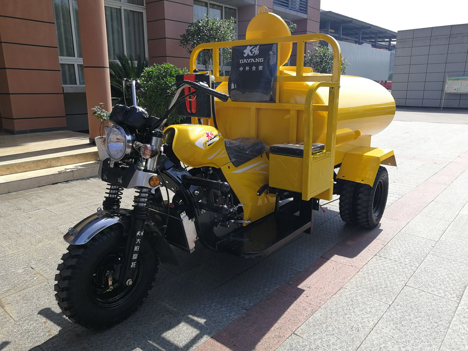 1600L Sprinkler Tricycle with Motorized Driving Type and 250CC Displacement Suitable