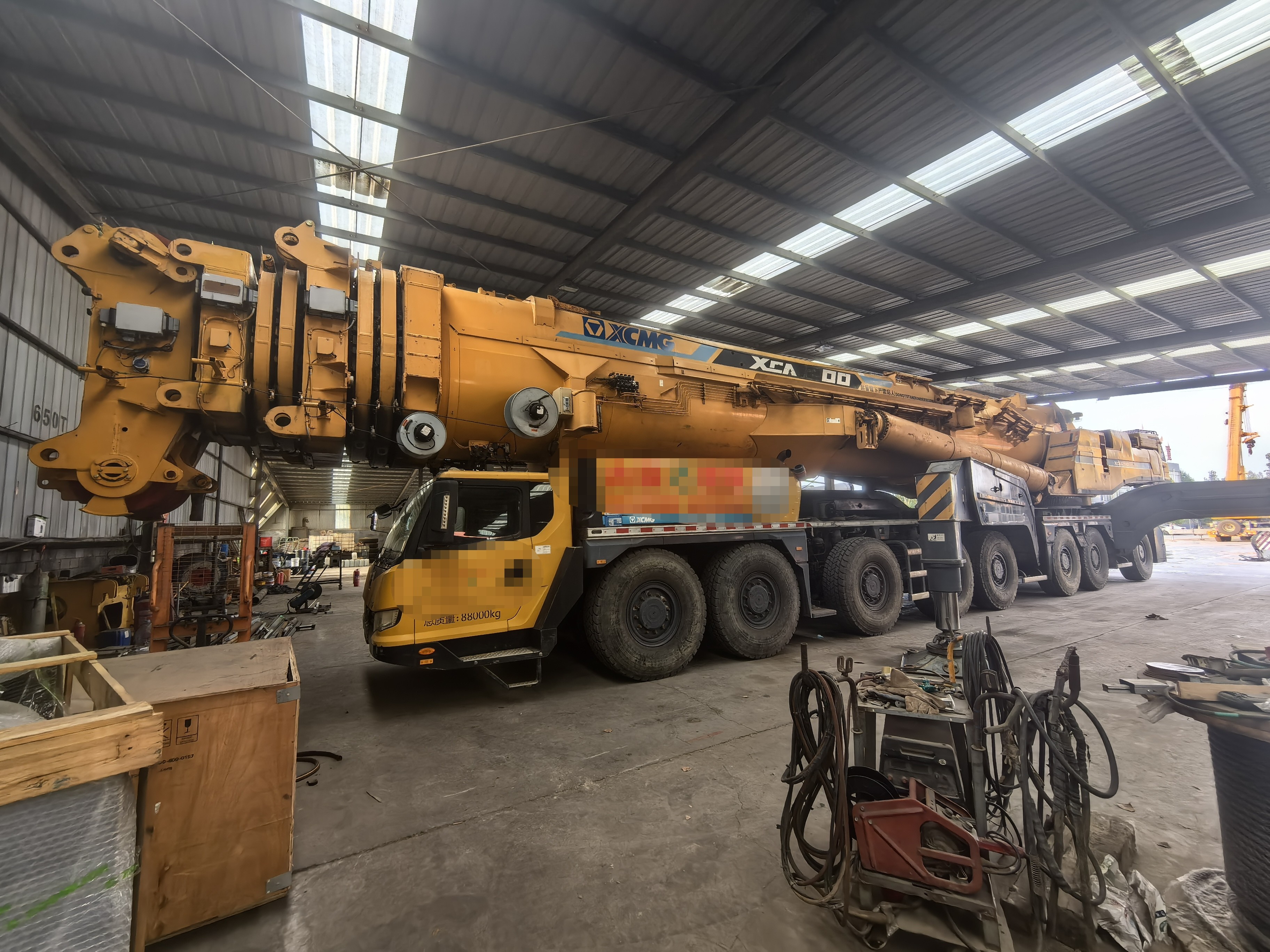 2018model XCA1200-1 all terrain crane Engine: Benz OM502LA+Benz OM460LA Transmission: ZF Axle Brand: German KESSLER Total Counterweight: 170 Tons Main