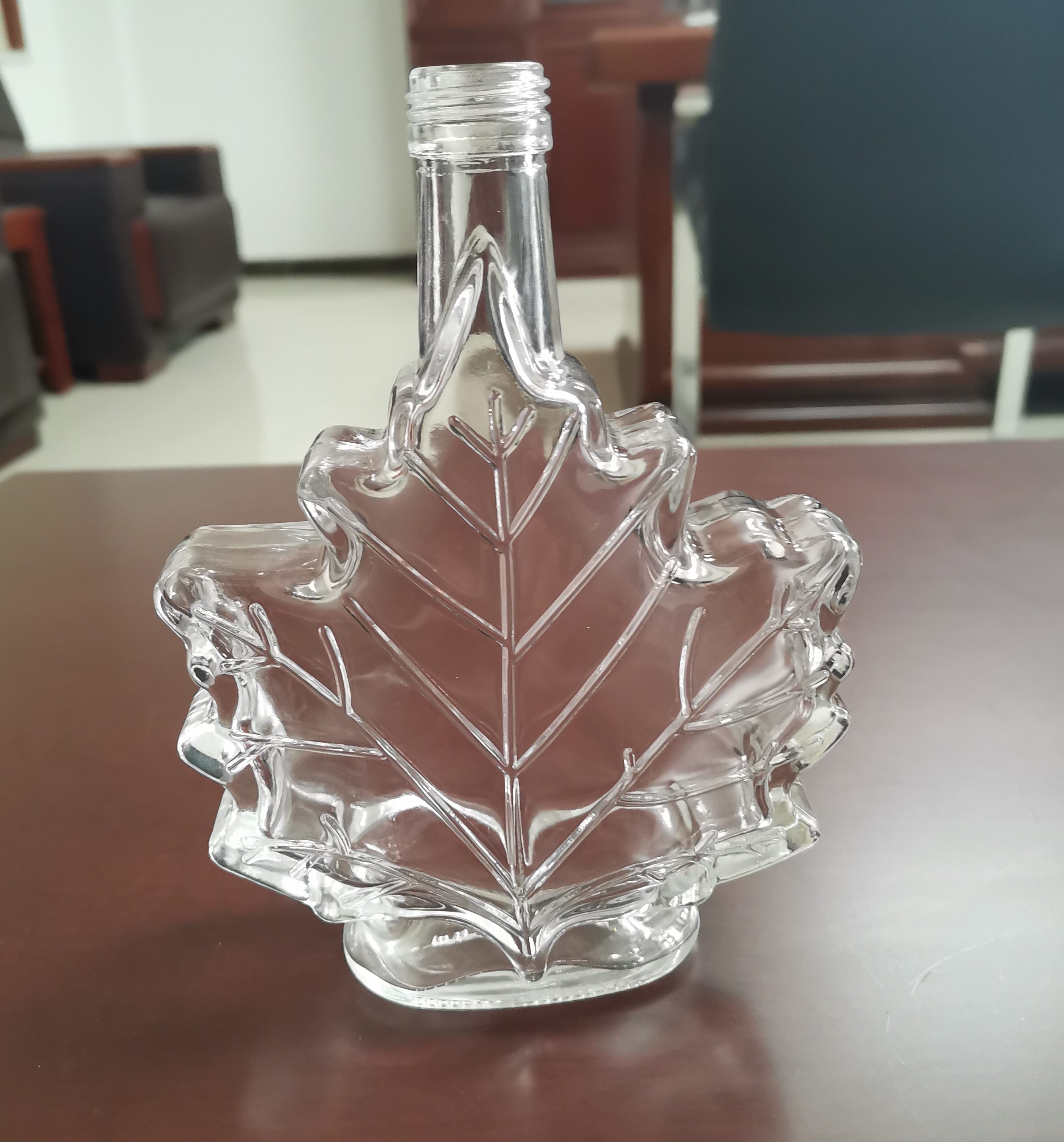 High Borosilicate 25cl Leaf Shape Spirit Glass Bottle With Screw Cap