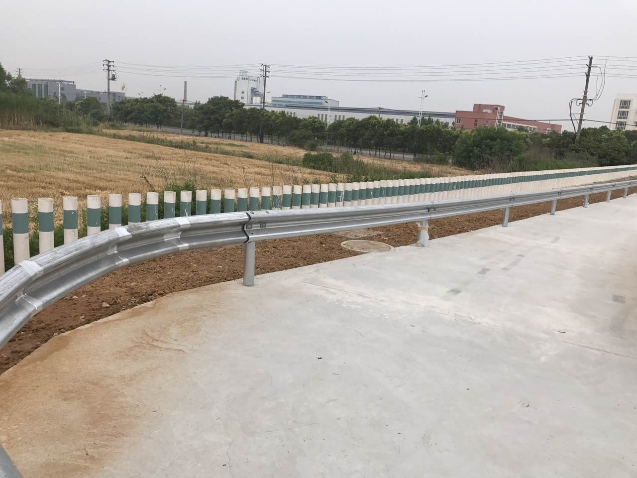 Outdoor Security Corrugated Curved Panel Guardrail with Galvanized Powder Coated Finish