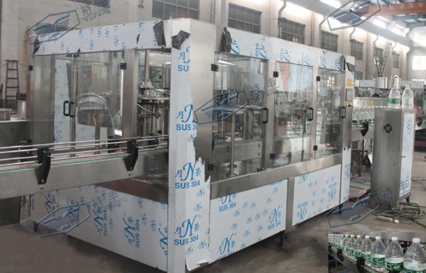 12 Heads Big Bottle Vacuum Filling Machine With Chain Feeding Conveyor