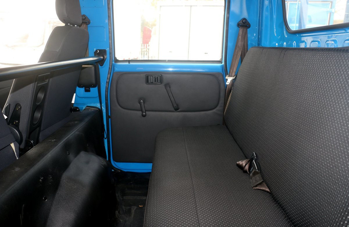 Cargo Trucks In Ghana Light SAIC Truck 2 Rows Seats Flat Bed Box 2300cc Engine Displacement