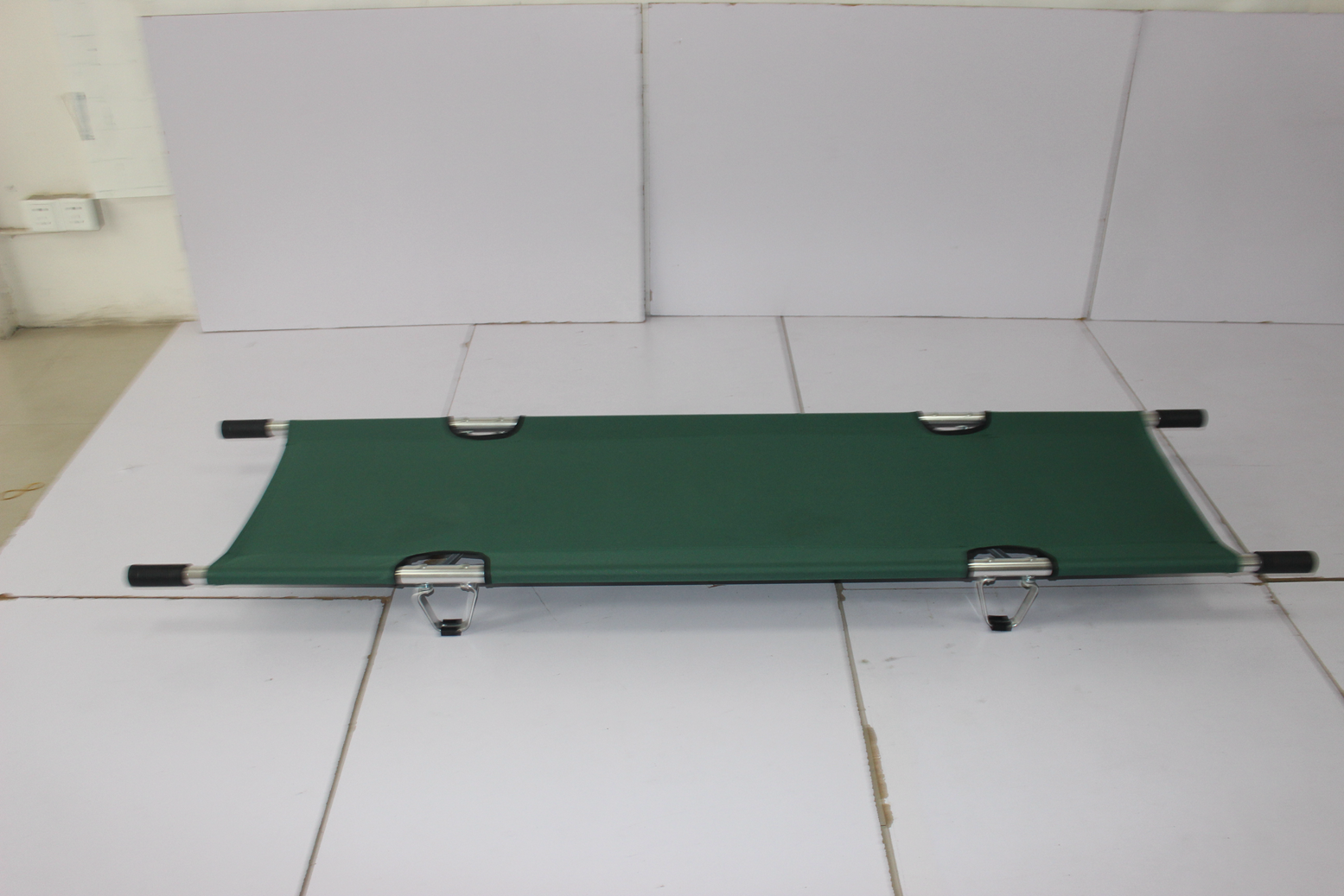 Unfoldable aluminum alloy and Oxford leather stretchers ,safe to use,convenient to carry ,for transporting the injured