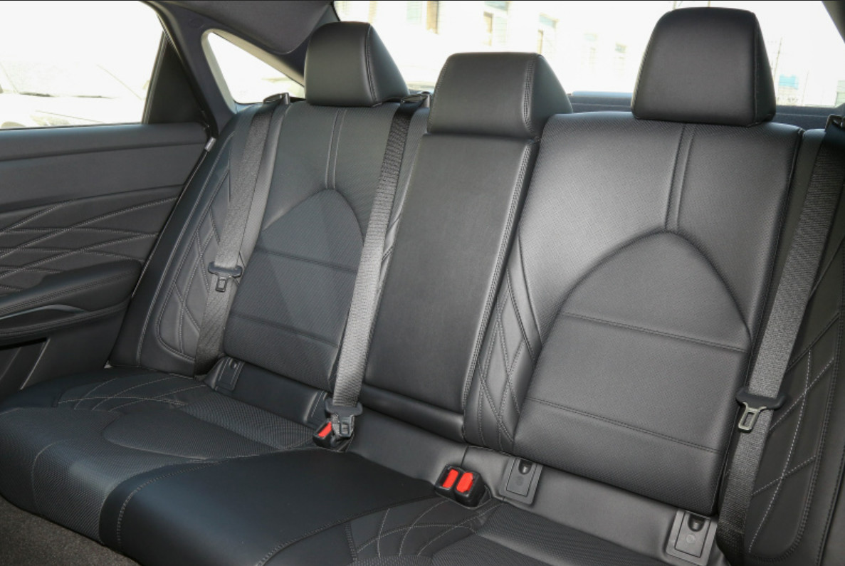 Toyota Aavalon 2022 dual engine 2.5L haohua version 4 Door 5 seats 3 space car Medium car