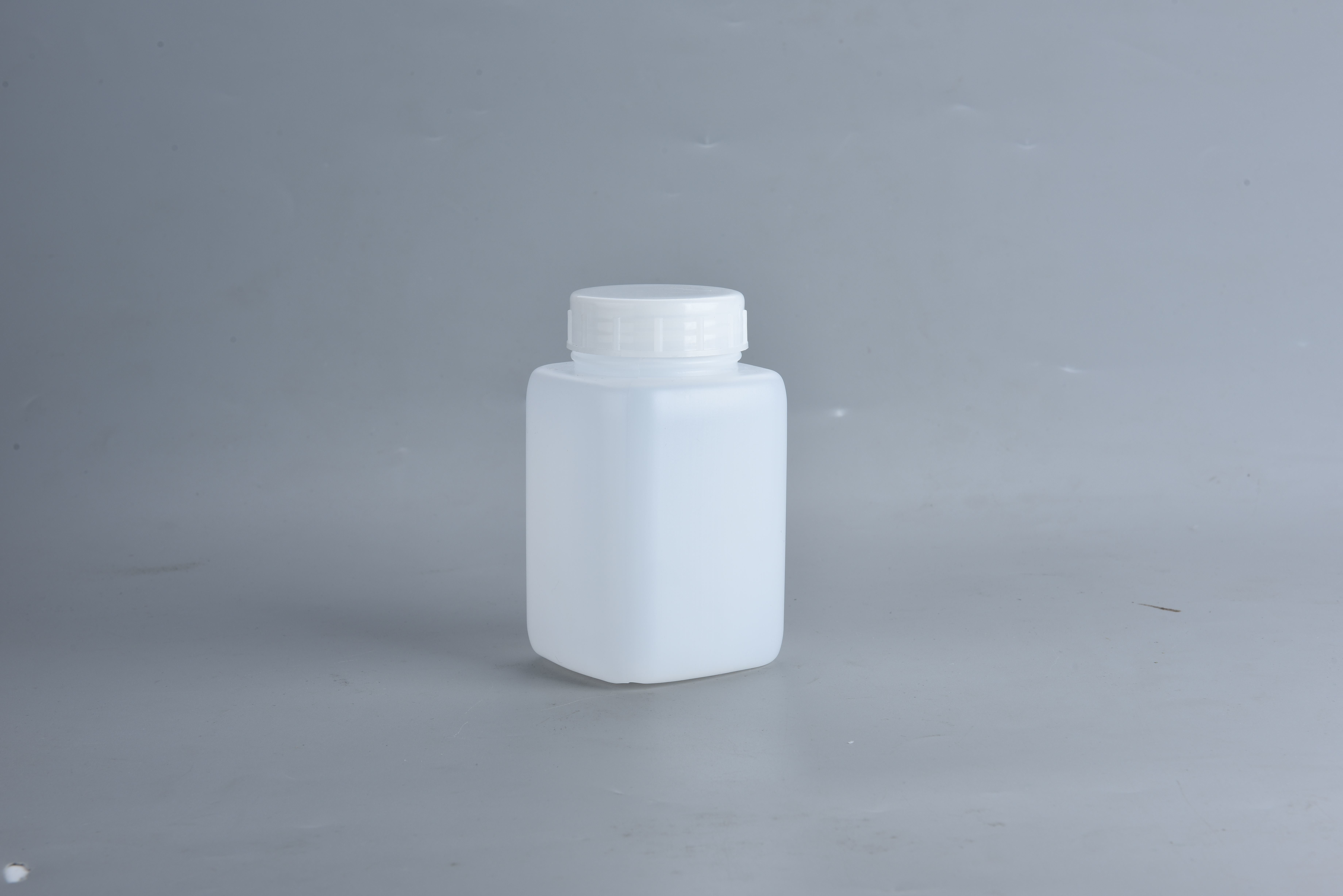 500 Ml Small Size Plastic Bottle Diameter Of 40 Mm, Light And Hard