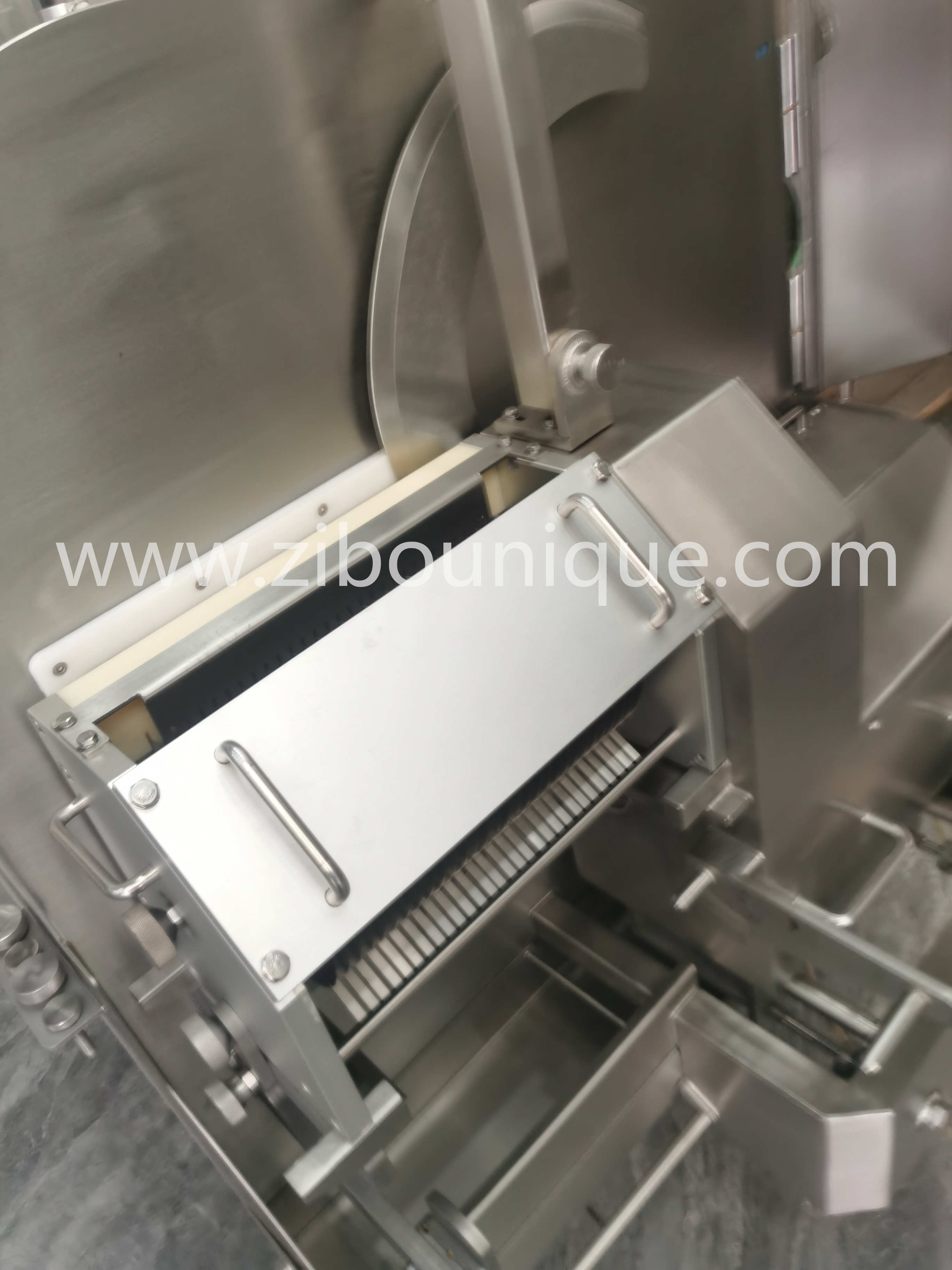 2300*1100*1515 mm Industrial 304 Stainless Steel Beef Mutton Poultry Meat Cube Cutting Dicing Machine