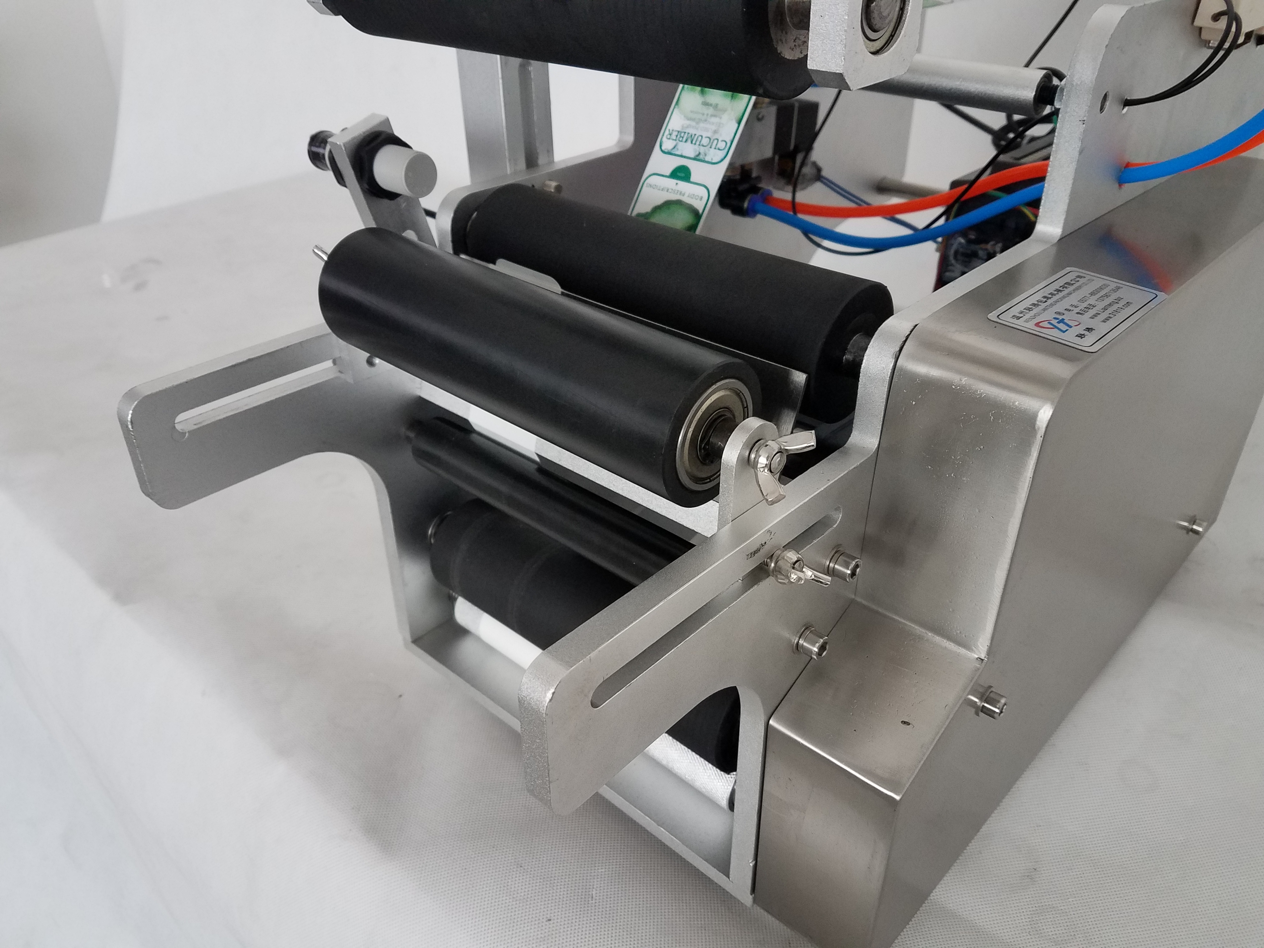 Pneumatic Packaging Labeling Machine Semi Automatic For Round Bottle