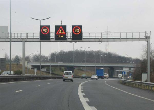 Cheap Low Wind Resistance Variable Speed Limit Signs For Road Meet ROHS Compliant for sale