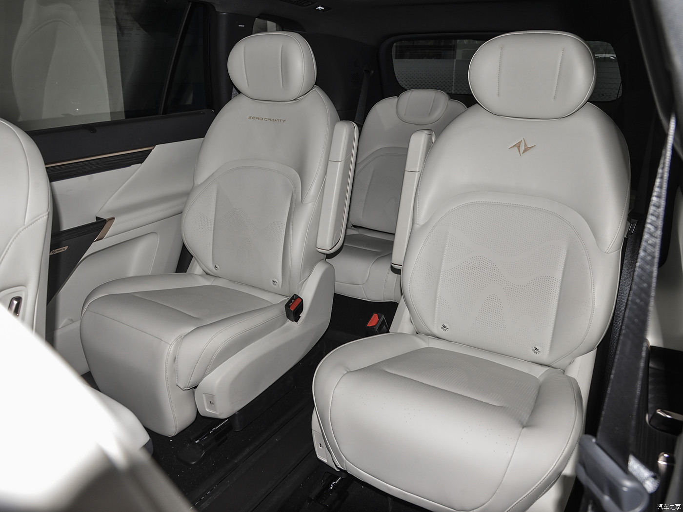 Fast Charge 0.47 Hours Dongfeng Yipai 008 636Max Pure Electric SUV for Chinese Market