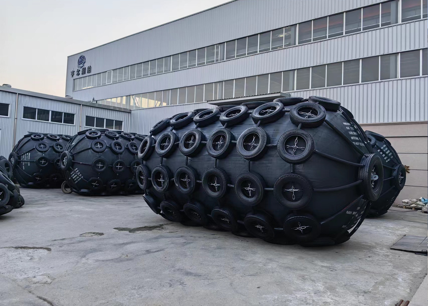 ISO17357 Marine Floating Tyre And Chain Net Pneuamatic Rubber Fender