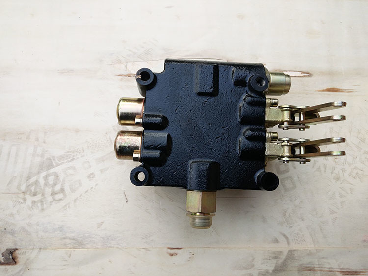 YTO tractor fitting two-piece multi-way valve is suitable for 70/80/90