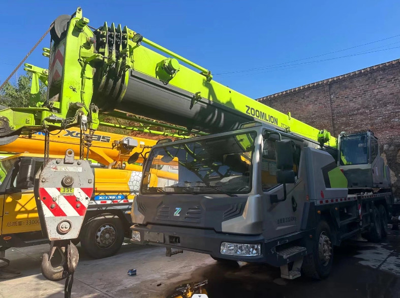 ZOOMLION 251V 25t Crane Used ZTC 251V Hydraulic Truck Crane Construction Site