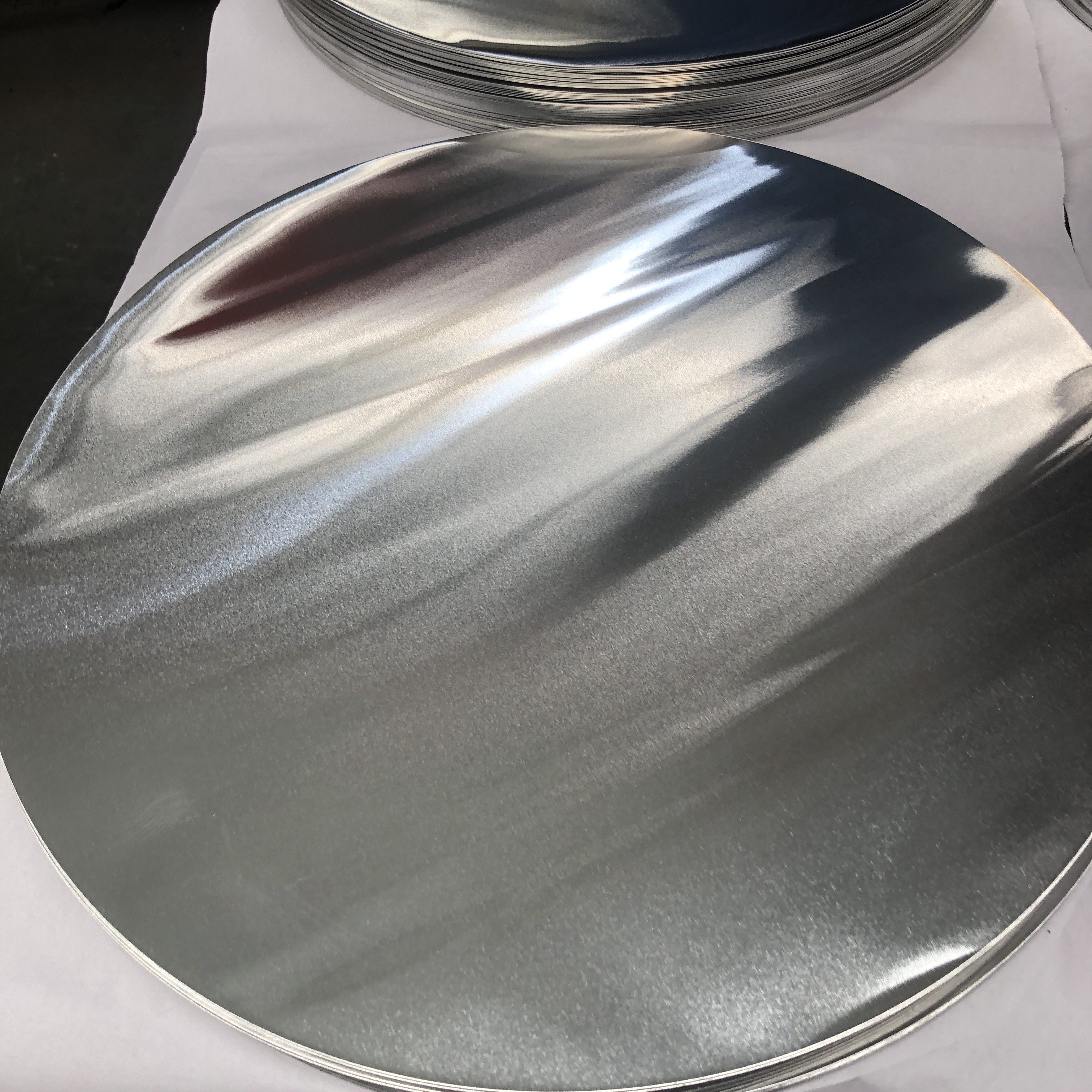 0.3~6mm High Quality Aluminum Circle Alloy 1050 Aluminum Round Circle Wafer Discs Plate For Making Aluminum Pot Lamps