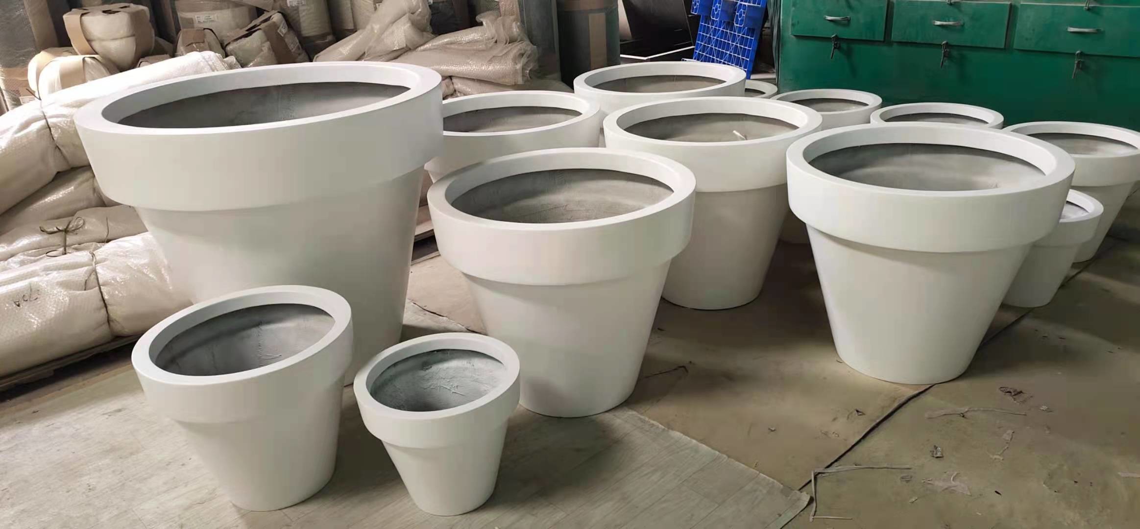 Unique Modern Fiberglass Flower Pots Glossy Finished For Indoor Outdoor Decor