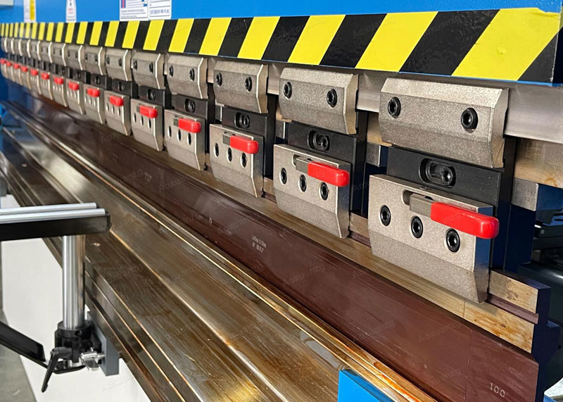 Cnc System 220Tons 3200mm DA53T 4+1 Hydraulic CNC Press Brakes With R Axis Steel Plate Bending Machine