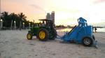 Deodorizing Tractor Driving Beach Cleaning Machine Removing Debris