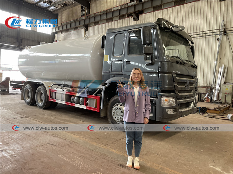 Right Hand Drive Sinotruk HOWO 336HP 10T 12T LPG Bobtail Trucks