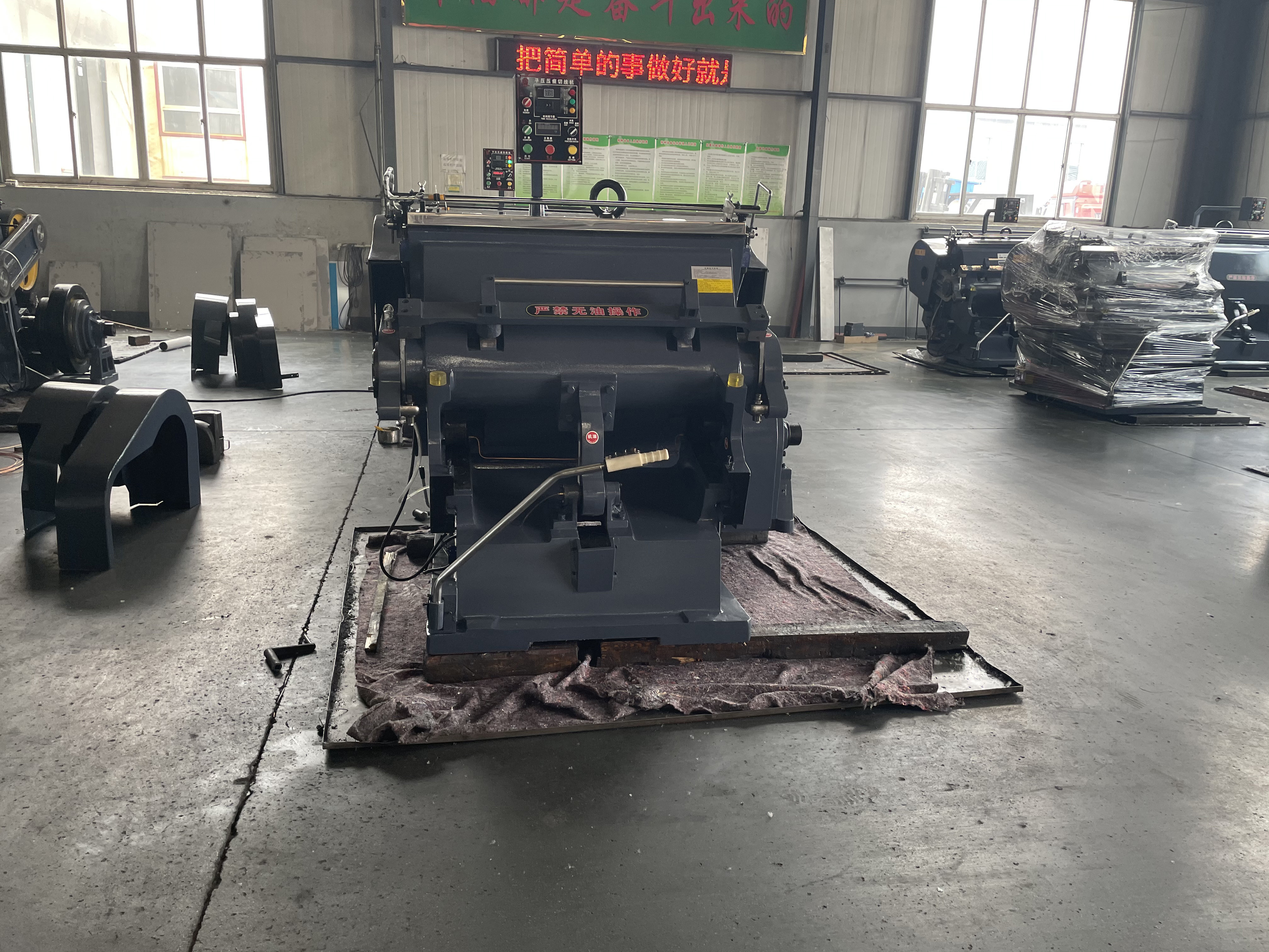 ML1300 Semi Auto Paperboard Die Cutting And Creasing Machine CE Certified