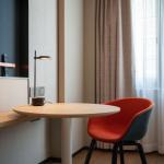Fully Assembled Hotel Guest Room Furniture Packages Set Customized Shape