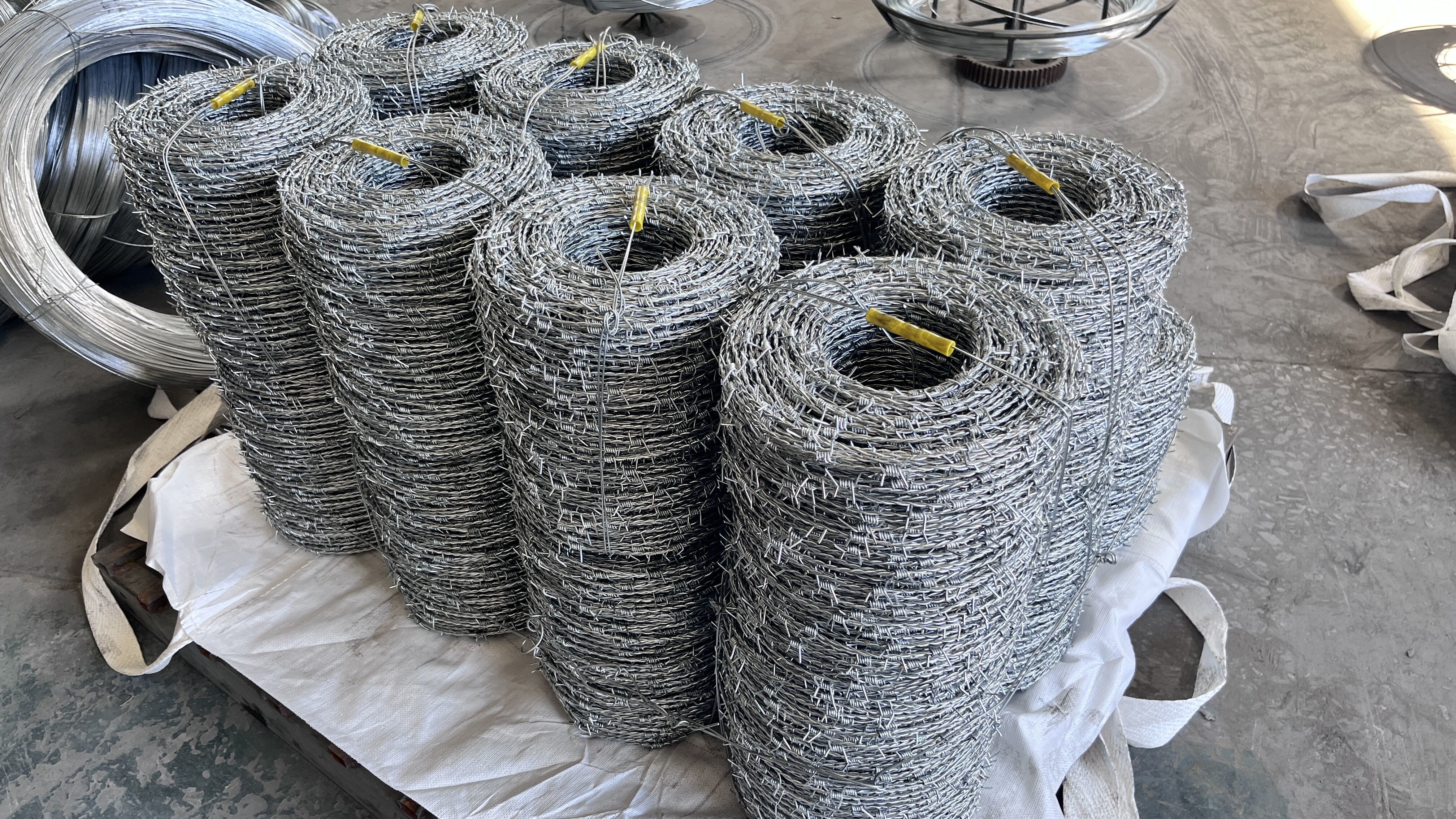Hot Dipped Galvanized Fencing High Tensile Barbed Wire 1.6Mm 300M
