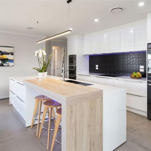 European Style Solid Wood Kitchen Cabinet Furniture with Guaranteed and Glossy
