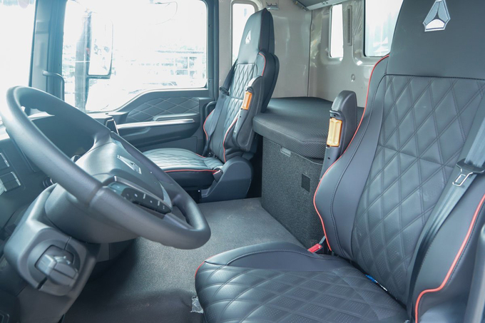 Airbag Shock-Absorbing Seat AMT Automated Manual 270HP 4*2 6.8m Sinotruk Sitrak Fence Truck