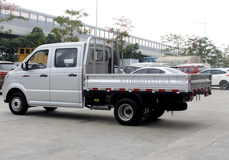 Durable Dongfeng Micro 4x2 Cargo Truck for Construction Materials Transportation