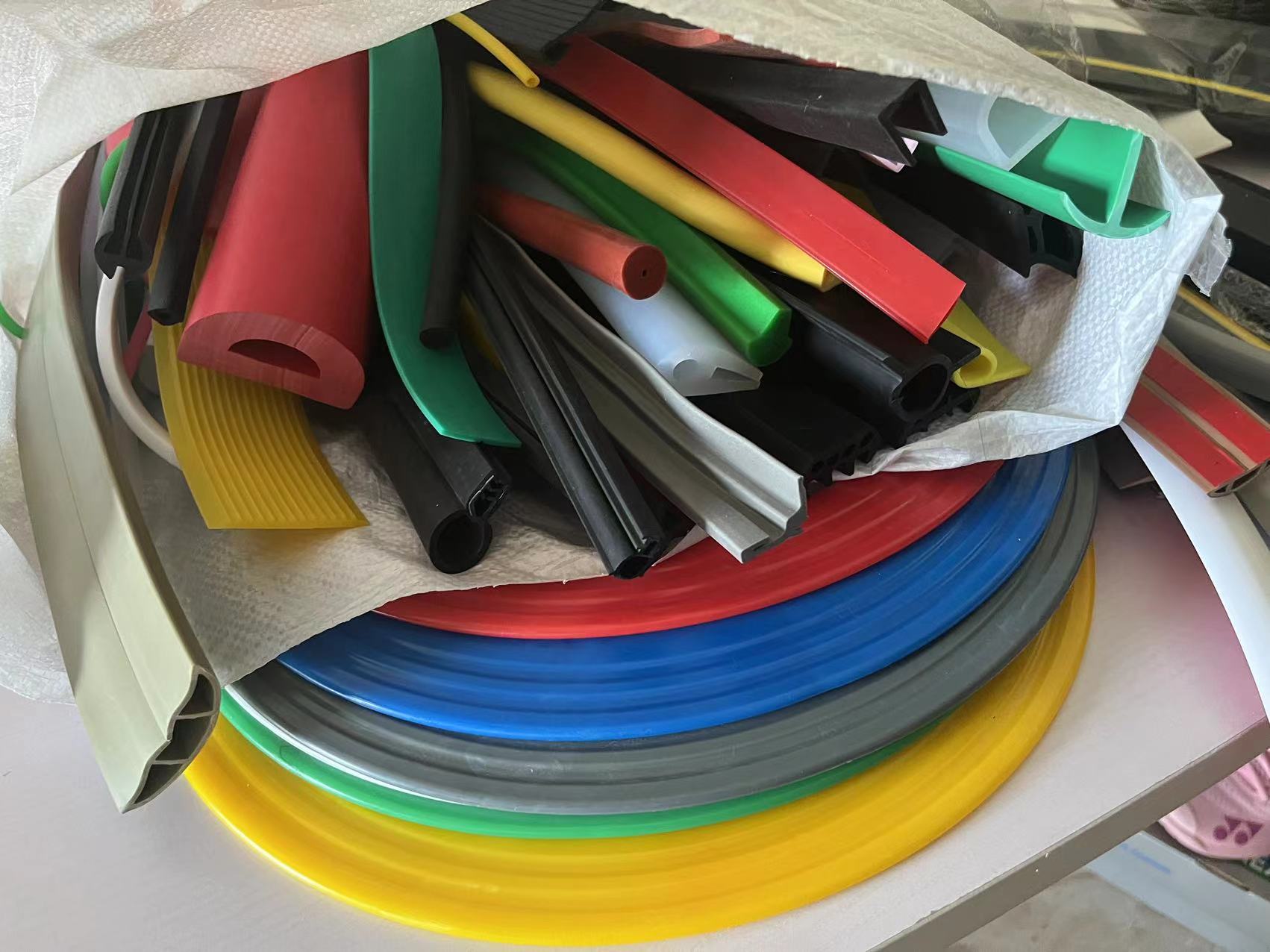 Extrusion Processing Service PE Cover Strip for Wooden Wardrobe Door or Window Frames