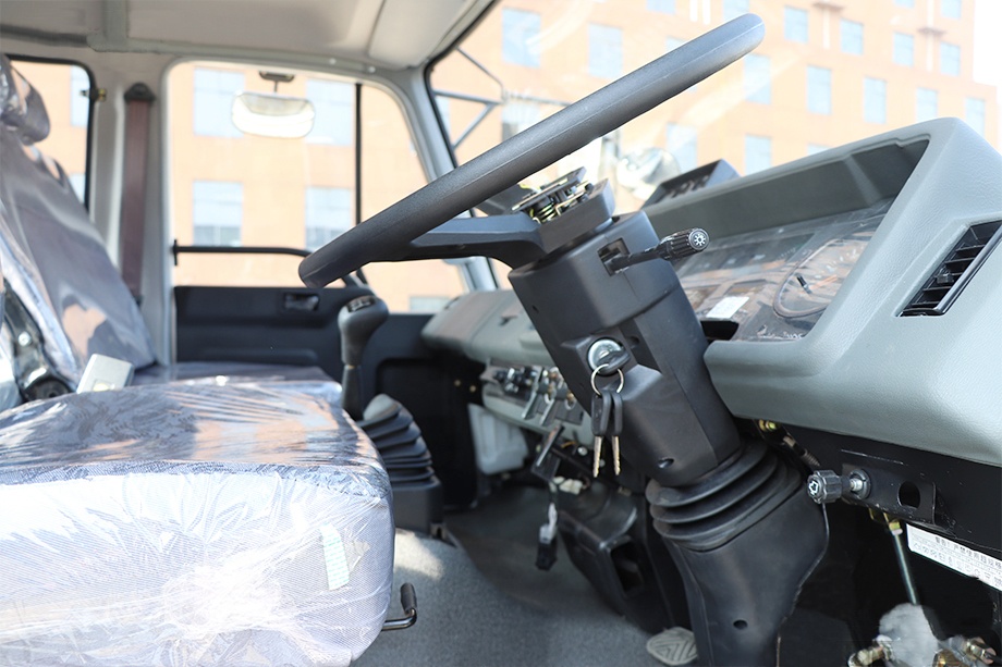 Normal Driver's Seat 190HP Diesel Engine 4x4 Off Road Truck with Manual Transmission