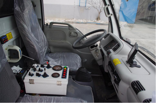 White Special Purpose Truck , ISUZU 600P Single Cabin 4X2 Six Wheels 3M3 Mini Sweeper Road Truck