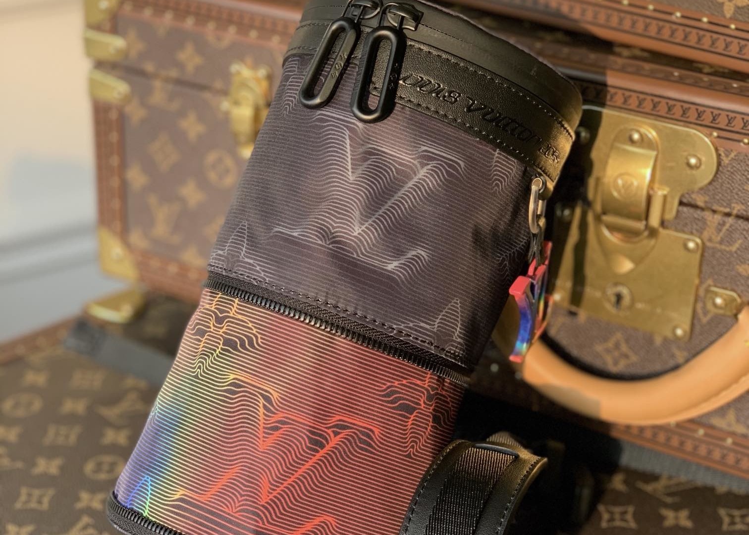 Cylinder Iridescent Expandable Crossbody Bag 3D Effect Printing