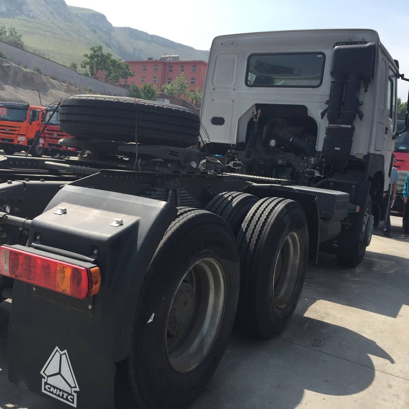 New 6x4 Cargo Truck Chassis Capacity 25 - 40 Tons SINOTRUK HOWO ZZ1257N4641W TR691 Tyre