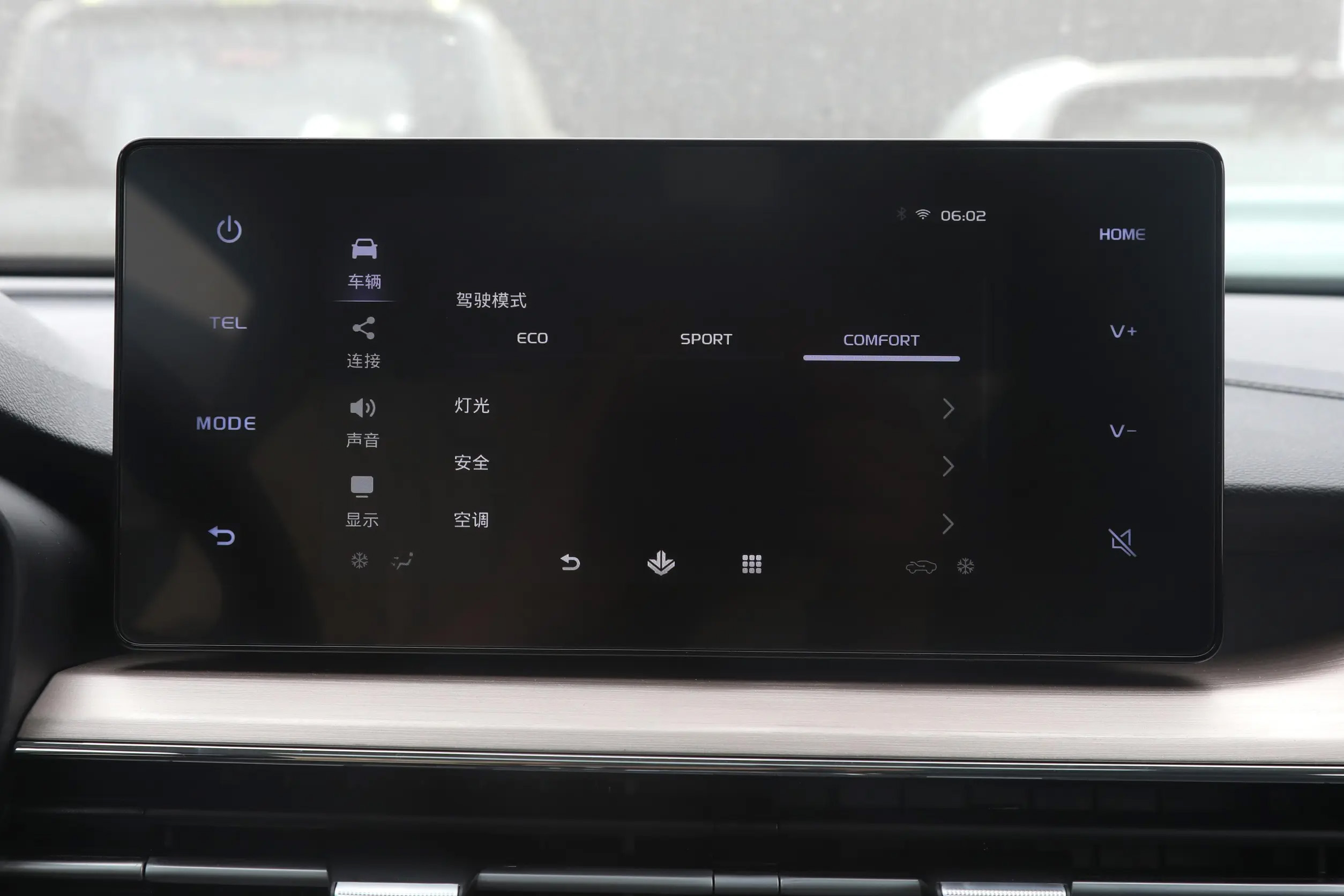 Electric Steering Geely Auto Livan X3 Pro 1.5L CVT Small SUV FWD Gaspetrol with Rear Camera R16 Tire Size Leather Seats