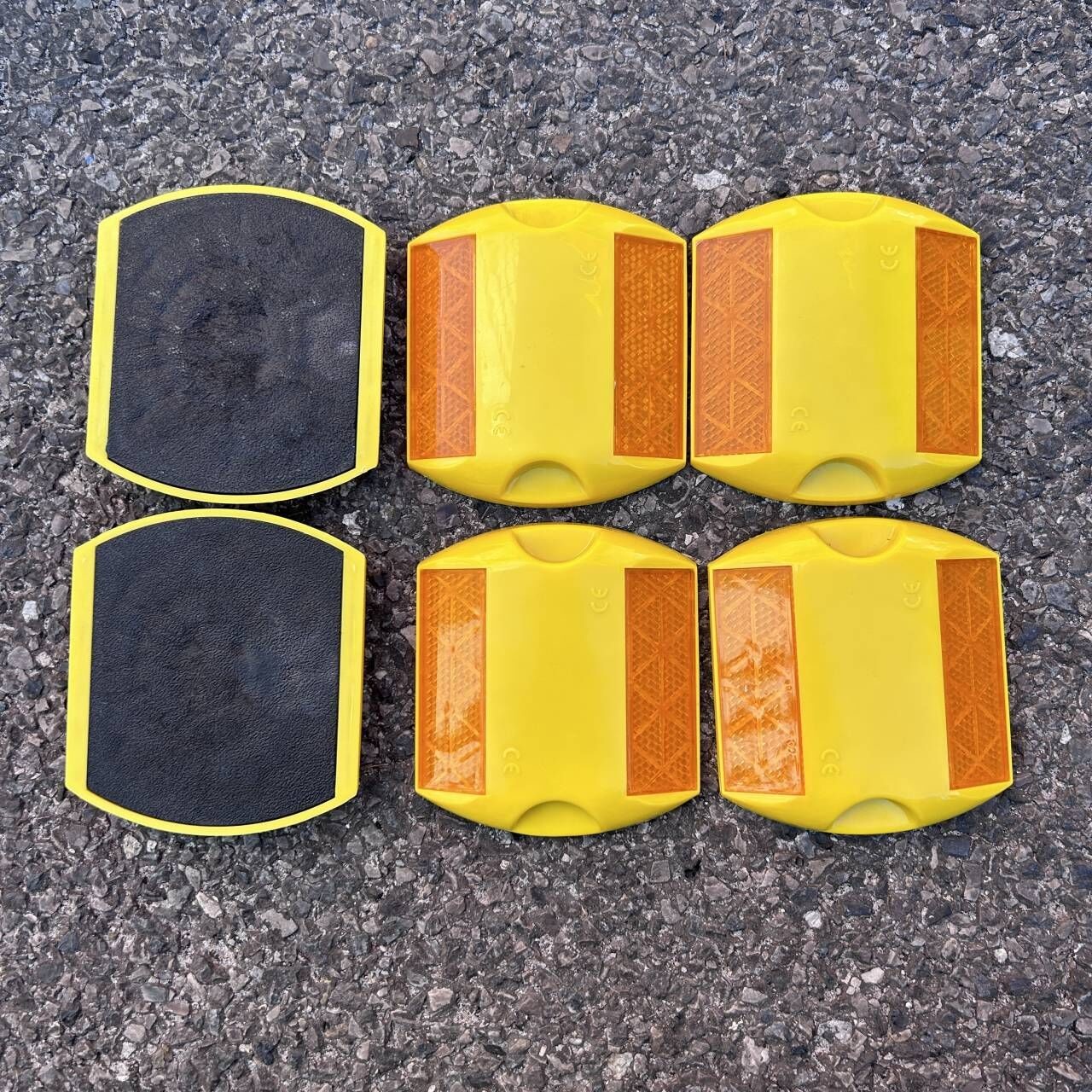 Refletive Yellow Plastic Cat Eye Reflective Road Studs On The Road