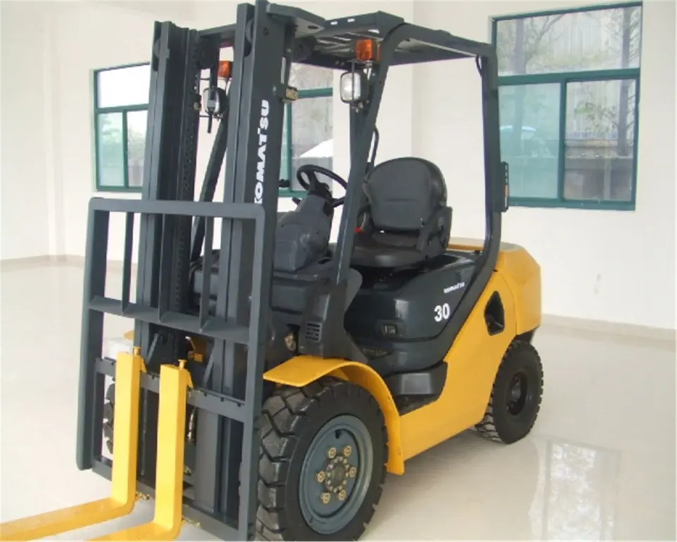 Komatsu 3 Ton Diesel Forklift with Lifting Tools in Good Condition