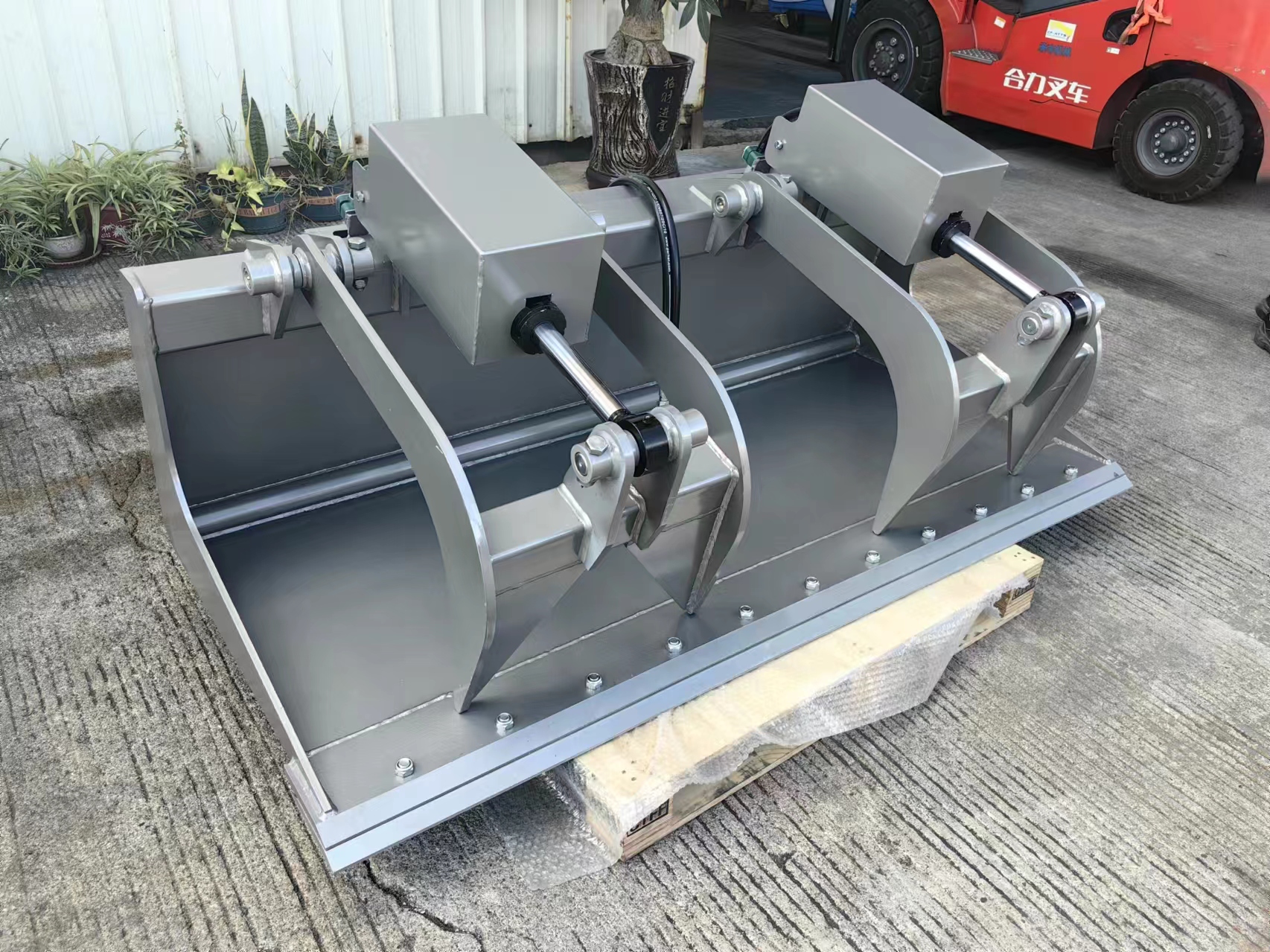 Construction Machinery Parts Heavy Rock Bucket with 520 Height and 20mm Belt Assembly