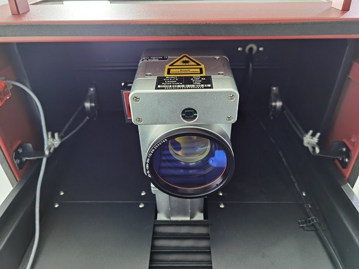 20w Enclosed Fiber Laser Marking Machine For Metal IC Card Industry