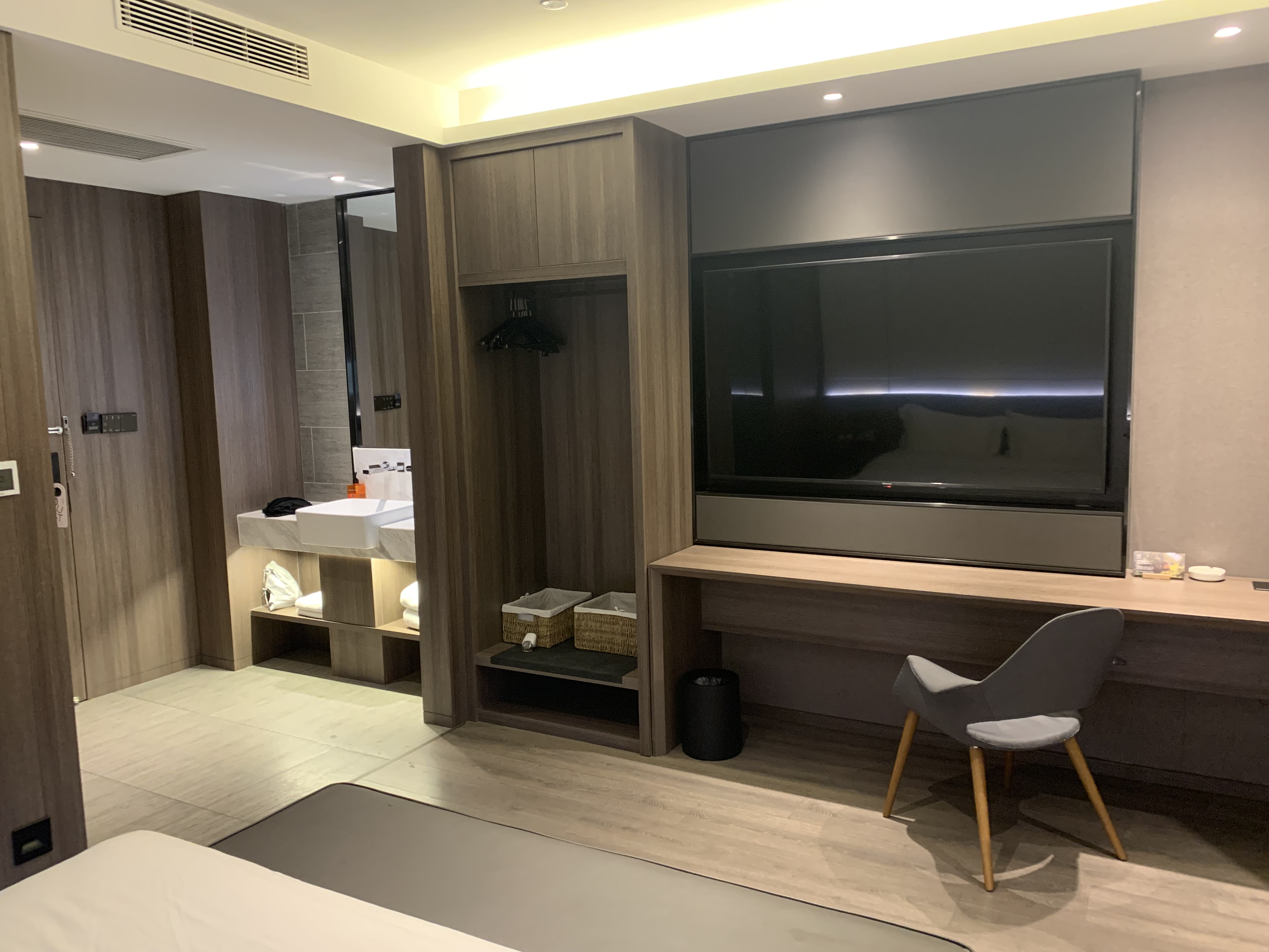 High End Custom Waterproof Modern Design Bedroom Hotel Furniture Wardrobe Closet