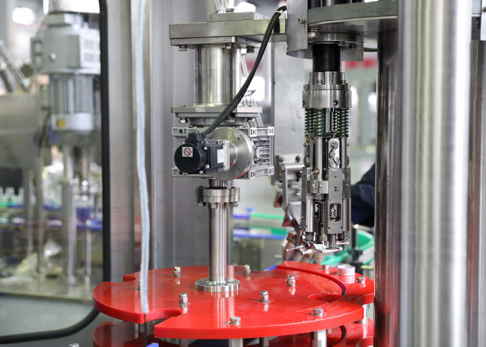 2000BPH Complete Aluminum Bottle Filling Machine 4 Screw Heads