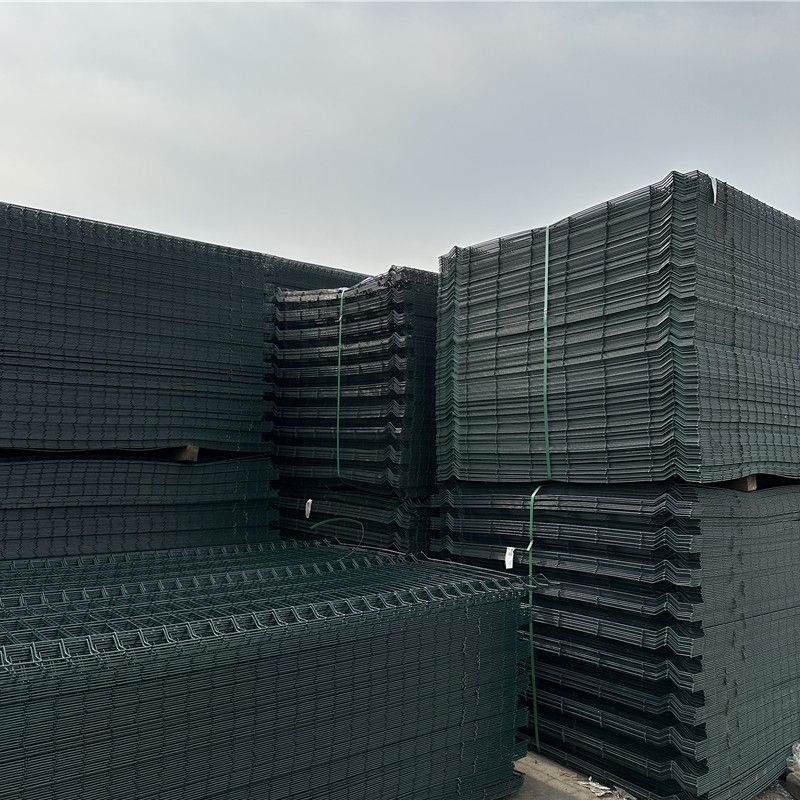 3D Curved Welded Wire Mesh Panel Security Fence with Pressure Treated Heat Treated Wood