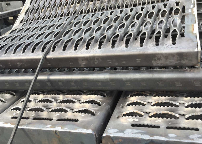 850mm Width Checker Plate Sheet Serrated Steel Grating Stair Tread